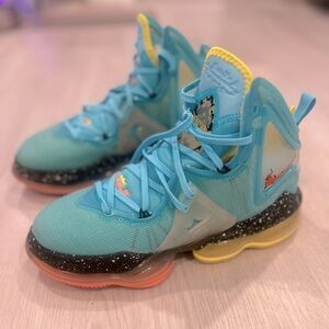 Nike lebron james 19 Christmas sneaker . Preloved . Great condition